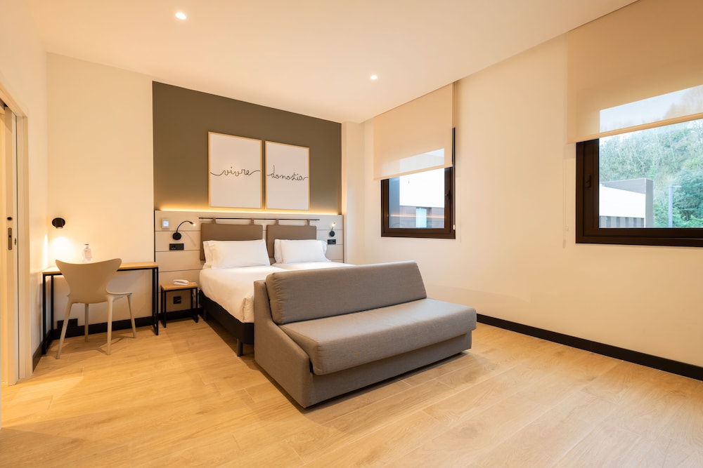 Habitación Deluxe del hotel Leonardo San Sebastián. Foto 2