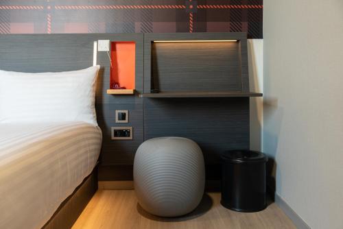 Habitación Doble adaptada para personas con movilidad reducida del hotel easyHotel Paris Charles de Gaulle Villepinte. Foto 1