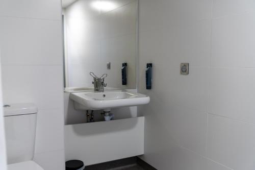 Habitación Doble adaptada para personas con movilidad reducida del hotel easyHotel Paris Charles de Gaulle Villepinte. Foto 2