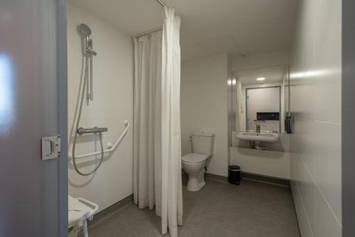 Habitación Doble adaptada para personas con movilidad reducida del hotel easyHotel Paris Charles de Gaulle Villepinte. Foto 3