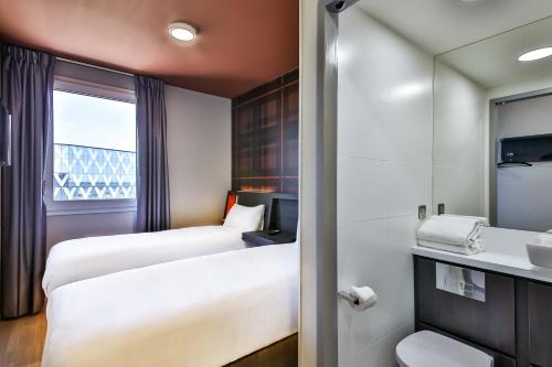 Habitación Doble - 2 camas del hotel easyHotel Paris Charles de Gaulle Villepinte. Foto 1
