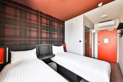Habitación Doble - 2 camas del hotel easyHotel Paris Charles de Gaulle Villepinte. Foto 8