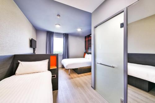Habitación Familiar del hotel easyHotel Paris Charles de Gaulle Villepinte. Foto 1