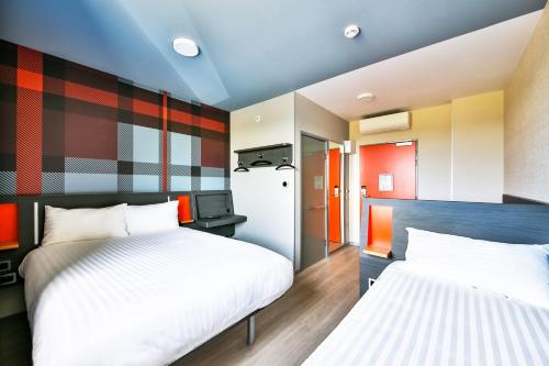 Habitación Familiar del hotel easyHotel Paris Charles de Gaulle Villepinte. Foto 3