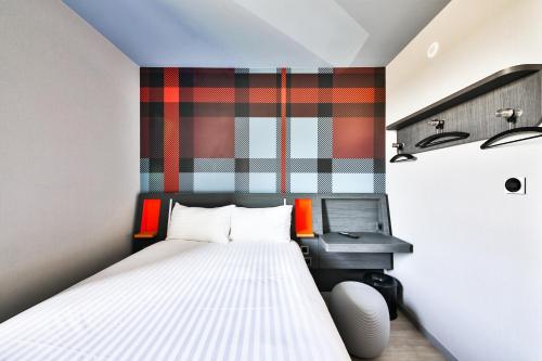 Habitación Familiar del hotel easyHotel Paris Charles de Gaulle Villepinte. Foto 10