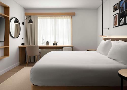 Habitación con cama extragrande. del hotel Hilton Garden Inn Evora