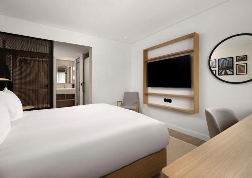 Habitación con cama extragrande. del hotel Hilton Garden Inn Evora. Foto 2