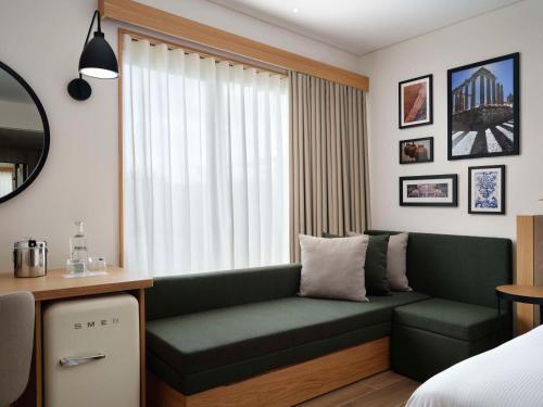 Habitación con cama extragrande y sofá cama del hotel Hilton Garden Inn Evora. Foto 2