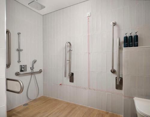 Habitación con cama extragrande - Adaptada para personas de movilidad reducida del hotel Hilton Garden Inn Evora. Foto 2