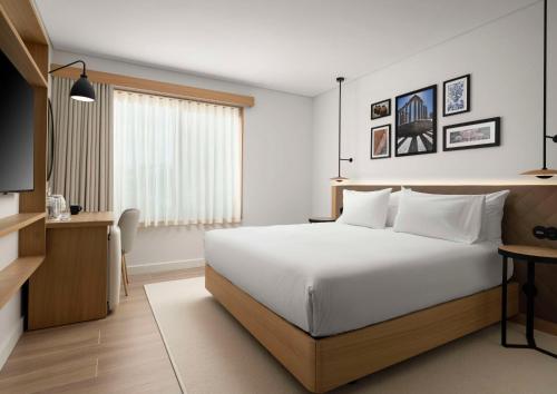 Habitación con cama extragrande - Adaptada para personas de movilidad reducida del hotel Hilton Garden Inn Evora. Foto 3
