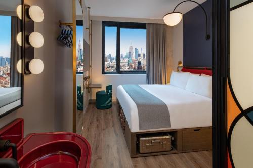 Habitación con cama extragrande, ducha accesible en silla de ruedas y vistas a la ciudad - Adaptada para personas con movilidad reducida del hotel Moxy NYC Lower East Side, a Marriott