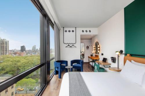 Habitación Executive con cama extragrande y vistas a la ciudad del hotel Moxy NYC Lower East Side, a Marriott. Foto 5