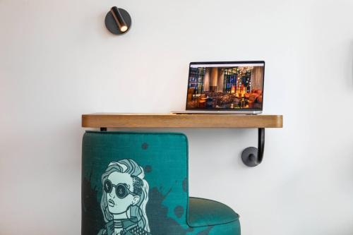 Habitación Executive con cama extragrande y vistas a la ciudad del hotel Moxy NYC Lower East Side, a Marriott. Foto 6