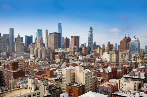 Habitación Esquinera con cama extragrande del hotel Moxy NYC Lower East Side, a Marriott. Foto 2
