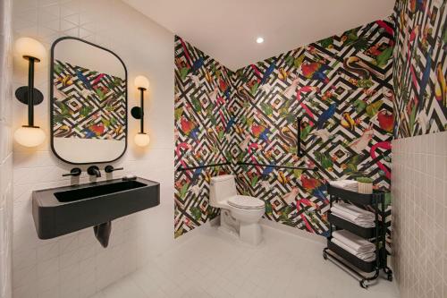 Suite Loft Factory con terraza y vistas a la ciudad del hotel Moxy NYC Lower East Side, a Marriott. Foto 5