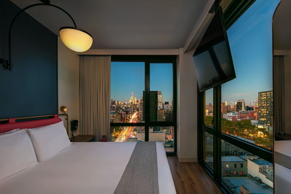 Habitación, 1 cama de matrimonio grande, vistas a la ciudad, en esquina del hotel Moxy NYC Lower East Side, a Marriott. Foto 2
