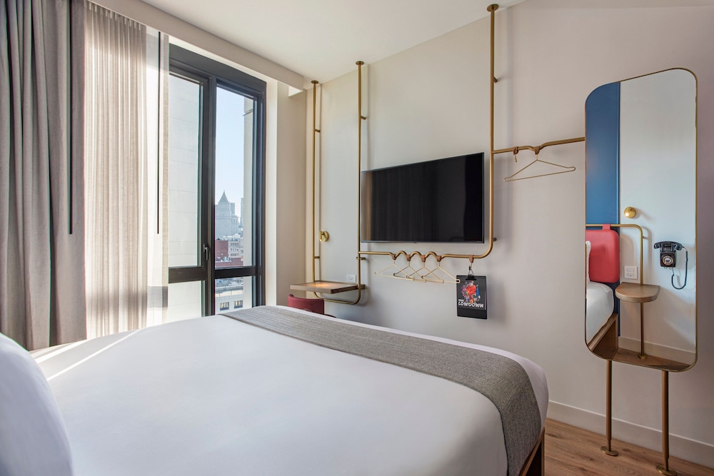 Habitación, 1 cama de matrimonio grande (Partial City View) del hotel Moxy NYC Lower East Side, a Marriott. Foto 2