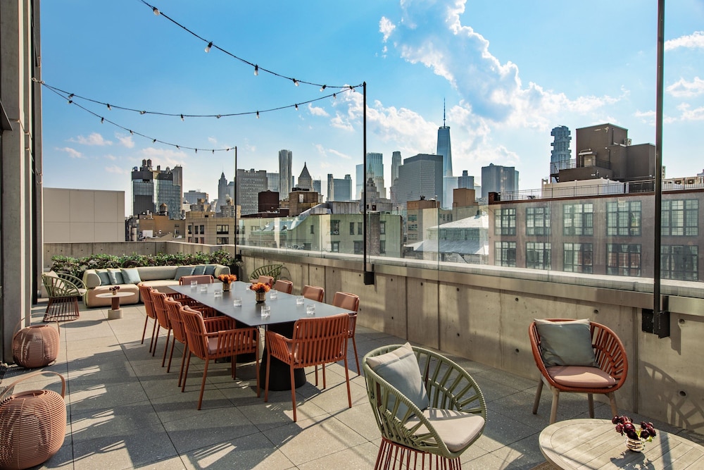 Habitación, 1 cama de matrimonio grande, vistas a la ciudad (Terrace) del hotel Moxy NYC Lower East Side, a Marriott. Foto 6