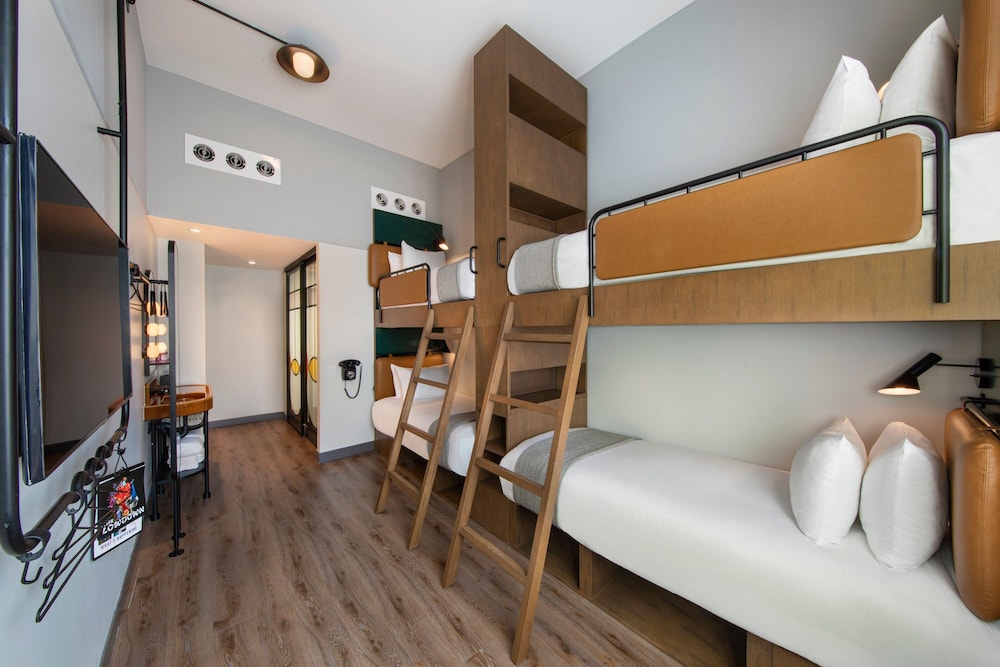 Habitación, varias camas (Mobility Accessible, Roll - in Shower) del hotel Moxy NYC Lower East Side, a Marriott