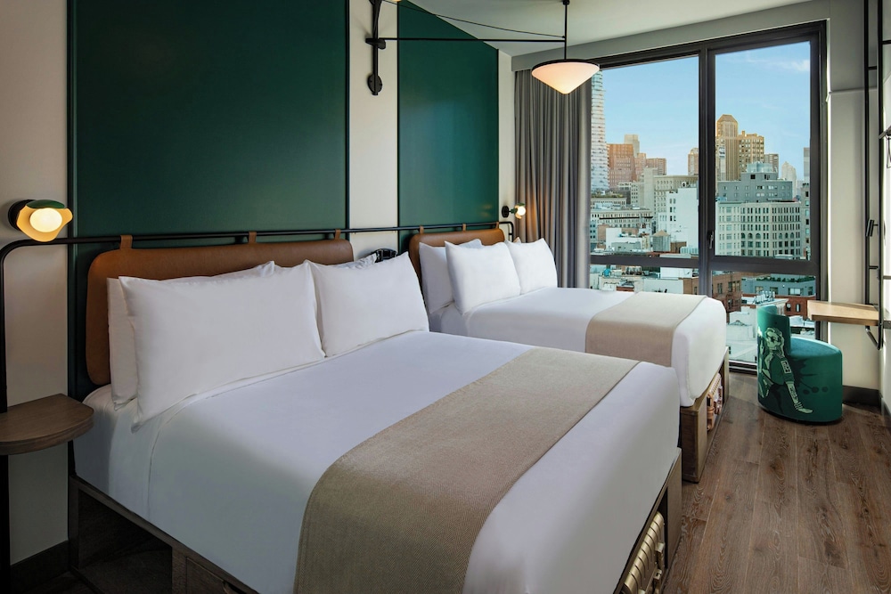 Habitación, 2 camas dobles, notificación por teléfono o timbre, vistas a la ciudad (ducha adaptada) del hotel Moxy NYC Lower East Side, a Marriott