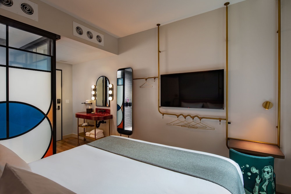 Habitación, 1 cama de matrimonio grande, ducha adaptada, vistas a la ciudad del hotel Moxy NYC Lower East Side, a Marriott. Foto 1