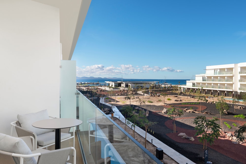 Habitación superior, vistas al mar del hotel Barceló Playa Blanca. Foto 3