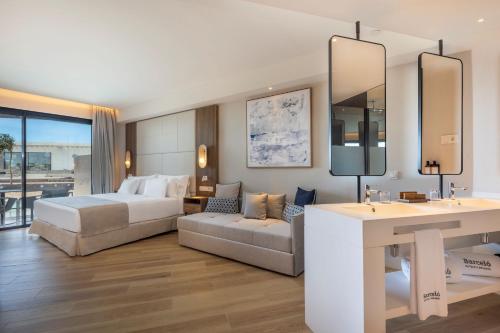 Habitación Deluxe con vistas laterales al mar del hotel Barceló Playa Blanca Royal Level Adults Only. Foto 2