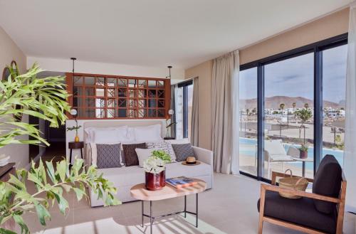 Habitación Deluxe Swim Up del hotel Barceló Playa Blanca Royal Level Adults Only. Foto 1