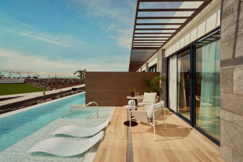 Habitación Deluxe Swim Up del hotel Barceló Playa Blanca Royal Level Adults Only. Foto 2