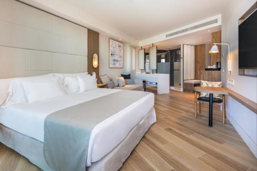 Habitación Deluxe con vistas laterales al mar del hotel Barceló Playa Blanca Royal Level Adults Only