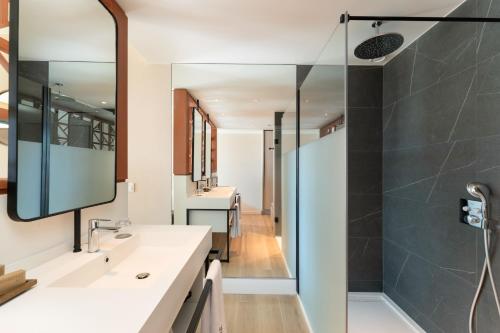 Deluxe Room with Side Sea View del hotel Barceló Playa Blanca Royal Level Adults Only. Foto 1