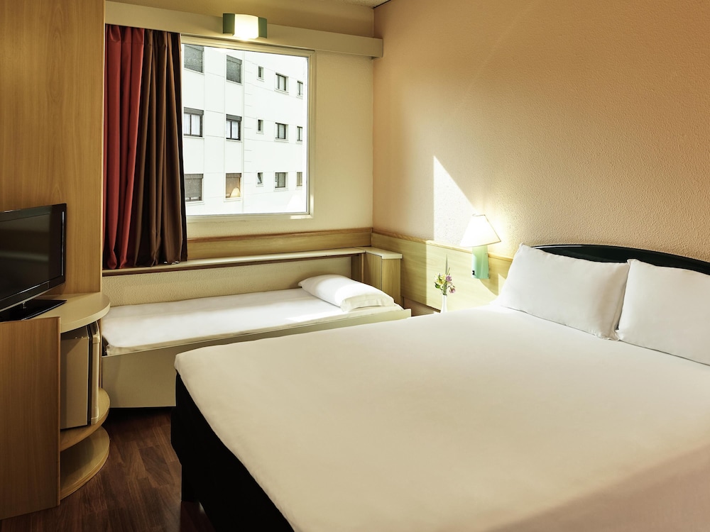 Habitación Standard con una cama doble y una cama individual para un niño del hotel Ibis Santo Andre. Foto 1