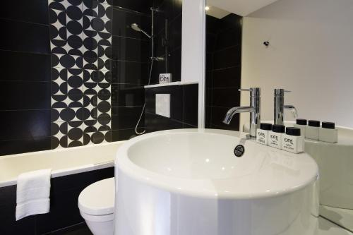 Habitación Doble Deluxe con bañera del hotel Ekta. Foto 3