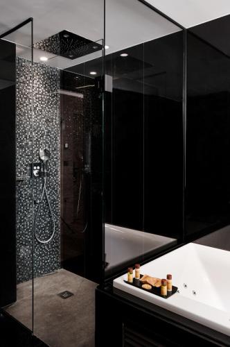 Suite Doble Deluxe con bañera de hidromasaje del hotel Mypalace LeÓn. Foto 11