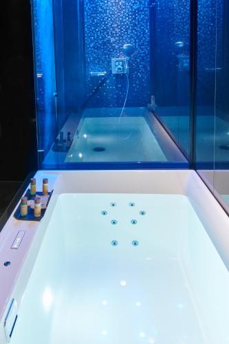 Suite Doble Deluxe con bañera de hidromasaje del hotel Mypalace LeÓn. Foto 15