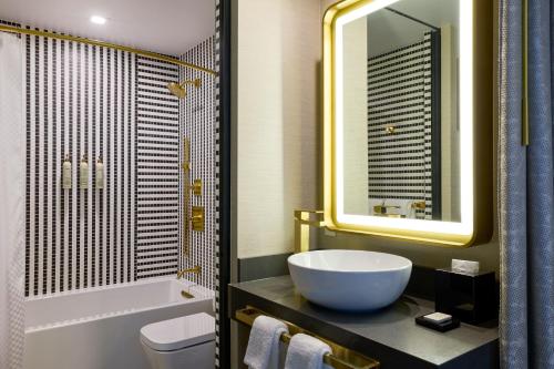 Habitación con 2 camas grandes del hotel Renaissance New York Harlem. Foto 5