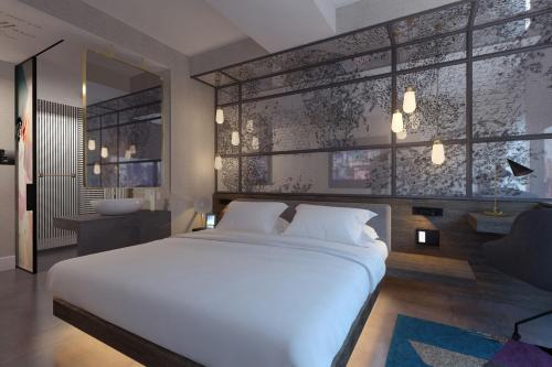 Habitación con cama extragrande. del hotel Renaissance New York Harlem. Foto 2