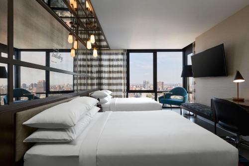 Habitación con 2 camas grandes y vistas a la ciudad del hotel Renaissance New York Harlem. Foto 1