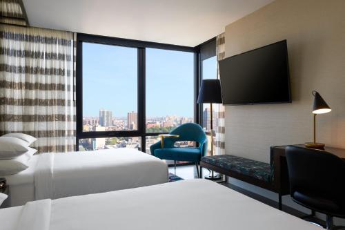 Habitación con 2 camas grandes y vistas a la ciudad del hotel Renaissance New York Harlem. Foto 2