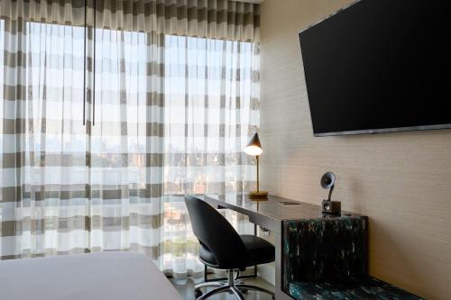 Habitación con 2 camas grandes y vistas a la ciudad del hotel Renaissance New York Harlem. Foto 3