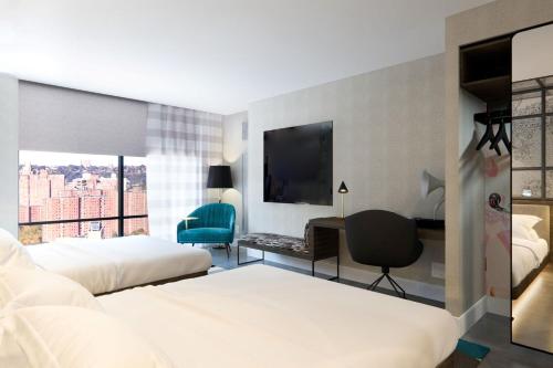 Habitación con 2 camas grandes del hotel Renaissance New York Harlem. Foto 1
