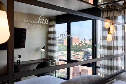 Habitación con 2 camas grandes del hotel Renaissance New York Harlem. Foto 4