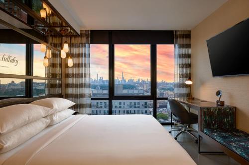Habitación Doble con cama grande y vistas a Central Park del hotel Renaissance New York Harlem