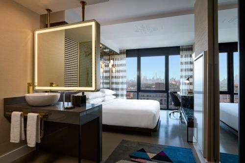 Habitación Doble con cama grande y vistas a Central Park del hotel Renaissance New York Harlem. Foto 1