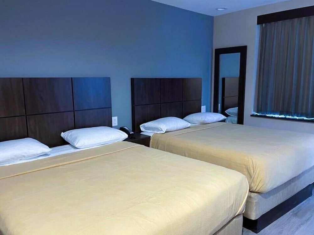 Habitación básica doble del hotel Royal Bronx. Foto 1