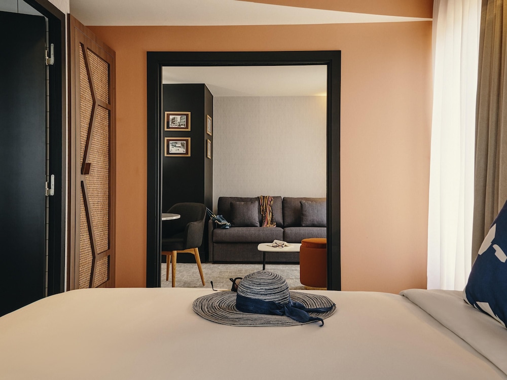 Suite: ideal para una familia, 1 cama doble y 1 sofá cama para dos personas del hotel Hôtel Mercure Marseille Canebière. Foto 2