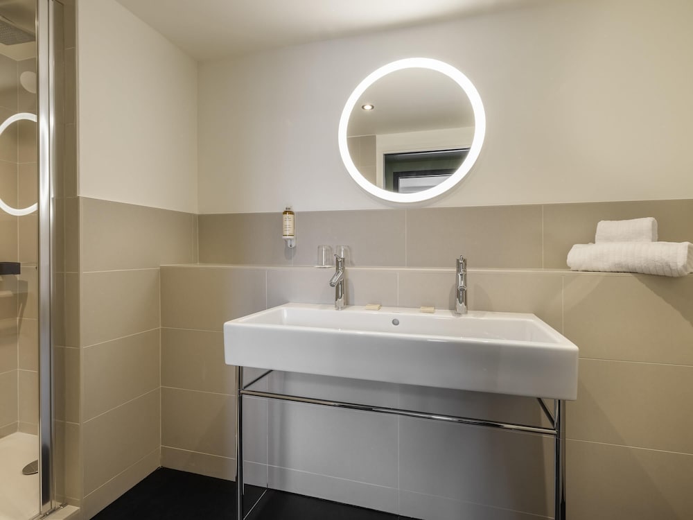 Suite Junior Privilege con terraza, 1 cama King Size y sofá cama del hotel Mercure Bordeaux Centre Gare Atlantic. Foto 4