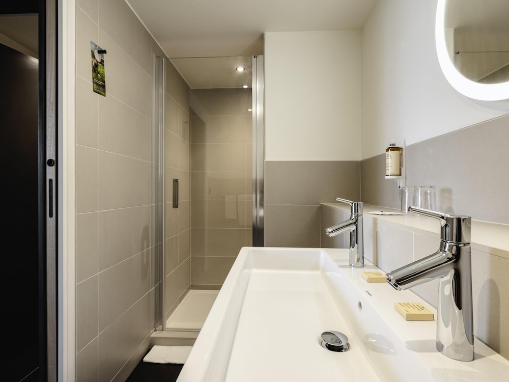 Suite Junior Privilege con terraza, 1 cama King Size y sofá cama del hotel Mercure Bordeaux Centre Gare Atlantic. Foto 5