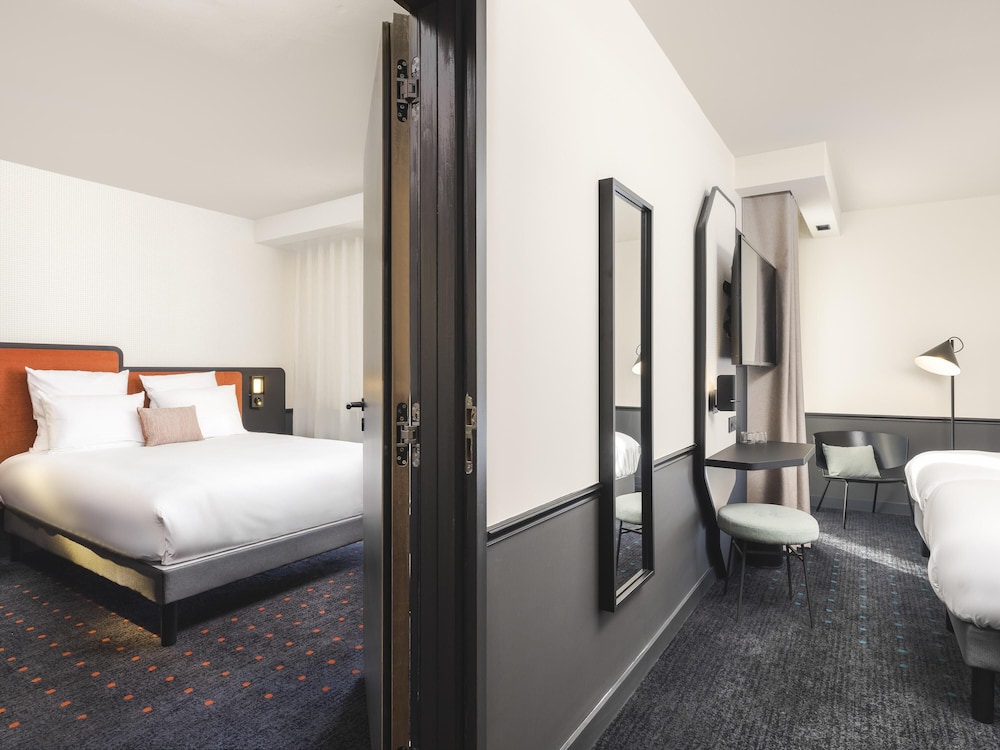 Habitación Tribe con 2 habitaciones comunicadas con 1 cama doble y 2 camas individuales del hotel Mercure Bordeaux Centre Gare Atlantic