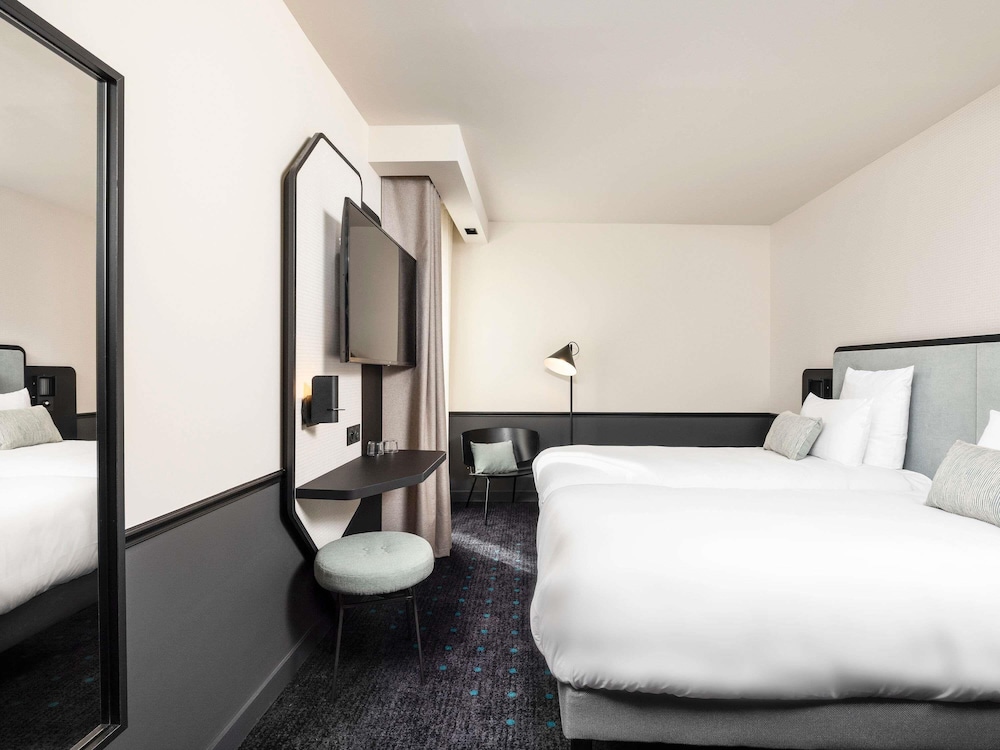 Habitación Tribe con 2 habitaciones comunicadas con 1 cama doble y 2 camas individuales del hotel Mercure Bordeaux Centre Gare Atlantic. Foto 1